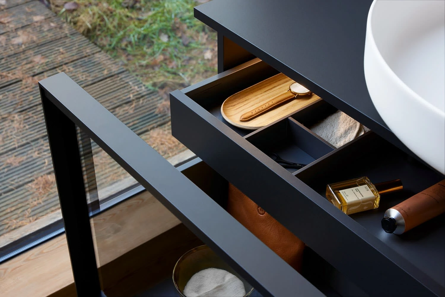 Duravit Vitrium Konsolenwaschtischunterbau Mit Ausschnitt 100 X 45,9 Cm, Mit Glasfront, Griff Graphit 2 Duravit Vitrium Konsolenwaschtischunterbau Mit Ausschnitt 100 X 45,9 Cm, Mit Glasfront, Griff Graphit – Bild 2