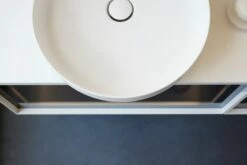 Duravit Vitrium Konsolenwaschtischunterbau Mit Ausschnitt Links Und Rechts 160 X 45,9 Cm, Mit Glasfront, Griff Weiß -KEUCO Verkauf duravit vitrium badmoebel konsolenwaschtischunterbauten mit ausschnitt 12321508