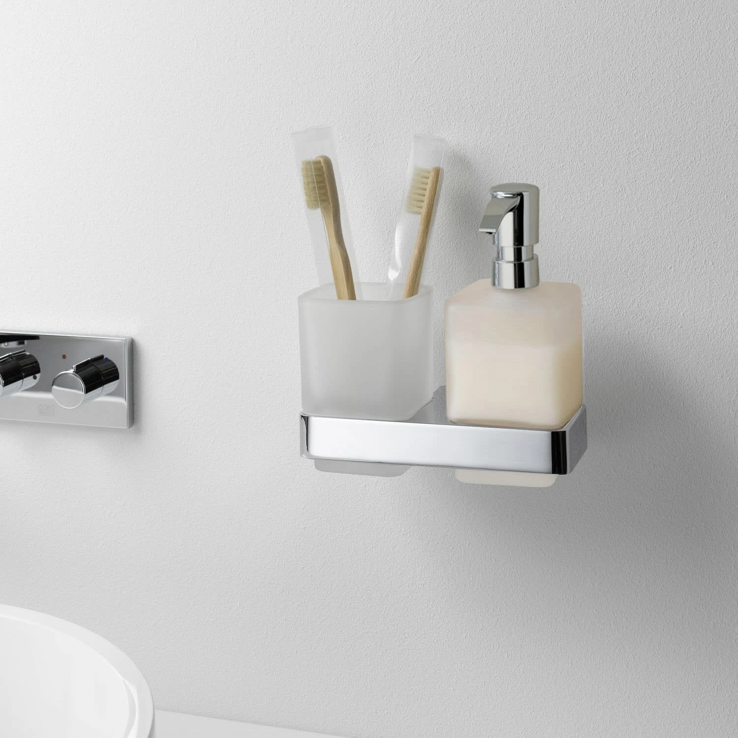 Emco Loft Glashalter Mit Seifenspender Und Mundglas 1 Emco Loft Glashalter Mit Seifenspender Und Mundglas